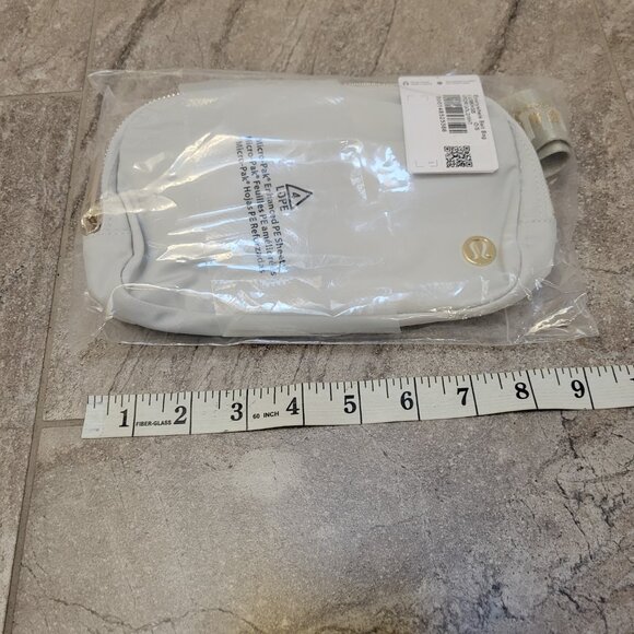 Lululemon Everywhere Belt Bag 1L Woodmark Color: White Opal/Raw Linen/Wh… - Picture 5 of 6